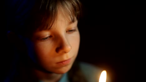 little--girl-praying-in-a-dark-room