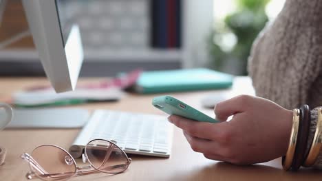 Junge-Frau-prokrastelt-ihr-Smartphone