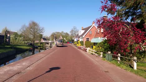 Rote-Kopfsteinpflasterstraße-im-traditionellen-Dorf-Holland