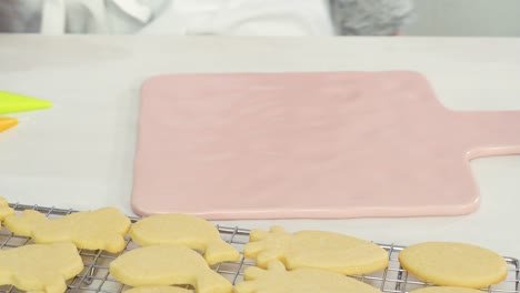 Decorating-Easter-sugar-cookies-with-royal-icing.