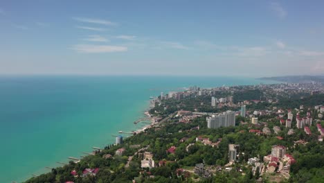 Luftvideos.-Sotschi-Resort-an-der-schwarzen-Küste.-Klarer-und-blauer-Himmel.-wohngebiet.-Neue-Häuser-und-Hotels.