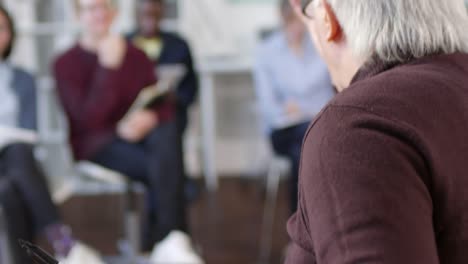 Reifer-Professor-für-Brille-spricht-mit-Studenten