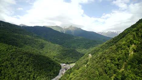 Luftaufnahme-der-Wolken-über-Bergen,-Gebirgsfluss-im-Sommer