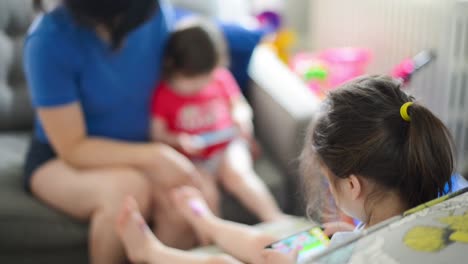 Familia-multirracial-que-recibe-tiempo-de-pantalla-viendo-contenido-en-teléfonos-celulares