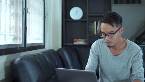 Asia-man-using-laptop-in-the-living-room