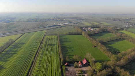 Luftaufnahme-kleines-schönes-Dorf-in-Holland.-Fliegen-über-die-Dächer-von-Häusern-und-Straßen-eines-kleinen-Dorfes-in-Holland.