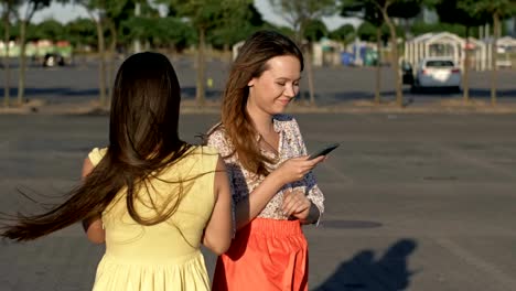 Junge-Frauen,-die-die-Straße-hinuntergehen-und-auf-ihre-Smartphones-starren,-ignorieren-und-kollidieren.-Süchtig-nach-sozialen-Netzwerken.-Antisoziale-Millennials,-Technologie-und-Kommunikation