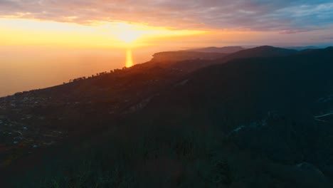 Vista-aérea-del-paisaje-marino-con-una-hermosa-puesta-de-sol.-New-Athos,-Abjasia