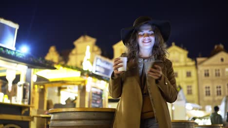 Tourist-Mädchen-zu-Fuß-auf-europäischen-Ostermarkt-in-der-Nacht