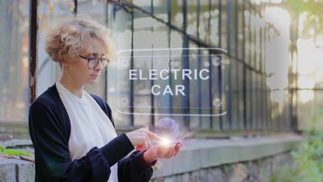 Blonde-verwendet-Hologramm-Elektroauto