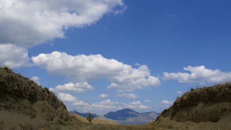 Berglandschaft.-Cirruswolken-ziehen-über-den-blauen-Himmel.