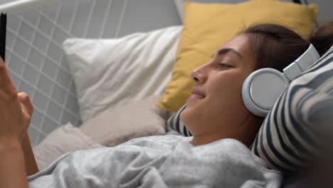 Teen-Girl-Using-Smartphone-in-Bed