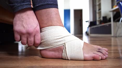 Männer-entlasten-elastischen-Verband-von-verletztem-Bein