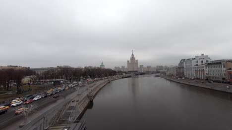 Timelapse-traffic-of-cars-on-the-Moscow-embankment-in-Moscow-overlooking-the-Kremlin.-top-view.