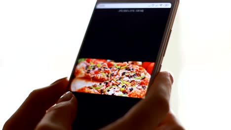 Frau-mit-Online-Delivery-Service-auf-dem-Smartphone.-Mädchen-bestellt-Pizza-auf-einer-Anwendung-Handy-Nahaufnahme