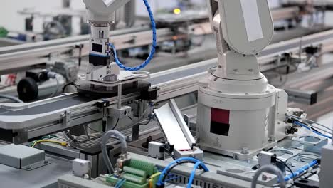 Industrie-4.0-Smart-Factory-Konzept;-Roboterarm-montiert-das-Produkt