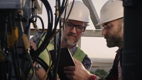 Engineers-working-on-a-cellular-tower