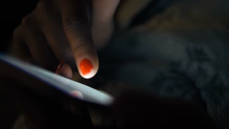 Frau-mit-einem-Tablet-im-Dunkeln-navigiert-den-glühenden-blauen-Touchscreen-mit-dem-Finger,-mit-Copyspace