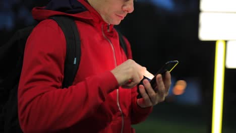 Nicht-wiedererkennbare-Person-mit-Smartphone-im-Park