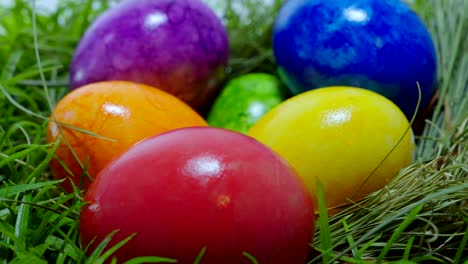 Coloridos-huevos-de-Pascua-en-un-nido