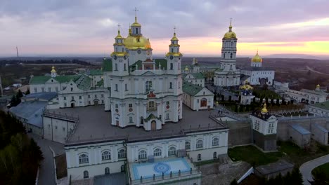 Luftaufnahme-von-Pochaev-Kloster-Potschajew-Lawra,-Ukraine.