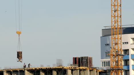 Gießen-von-Beton-in-einem-neu-gebauten-Haus