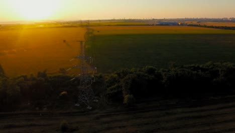 Estación-de-energía-en-la-puesta-del-sol