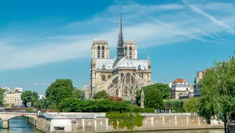 Seine-und-Notre-Dame-de-Paris-Timelapse-ist-eines-der-berühmtesten-Wahrzeichen-von-Paris