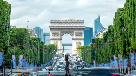 Arc-de-Triomphe,-die-Champs-Élysées-mit-Verkehr-Zeitraffer-angesehen.-Paris,-Frankreich