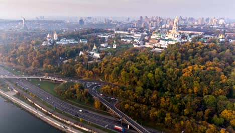 KIEV,-Ucrania-el-19-de-octubre-de-2017:-Vuelo-sobre-el-terraplén-de-la-ciudad-de-Kiev,-Ucrania