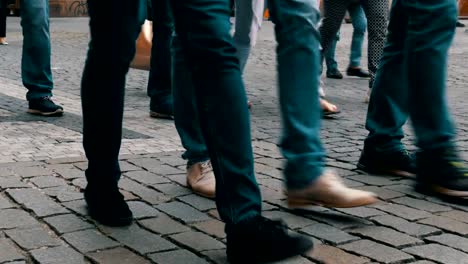 Lot-of-feet-a-crowd-of-people-strolling-along-the-cobbles-of-the-city