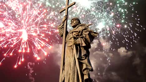 Vista-del-monumento-ot-Vladimir-Lenin-(1985,-Kerbel-del-escultor-y-arquitecto-Makarevich)-y-fuegos-artificiales,-Moscú-Centro-ciudad-(Plaza-de-Kaluga),-Rusia.-Conocido-punto-de-referencia