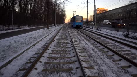 mit-der-modernen-Straßenbahn-durch-städtische-Straßen-fahren