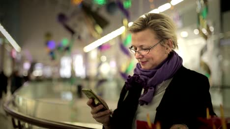 Frau-in-der-Mall-am-Telefon-sprechen