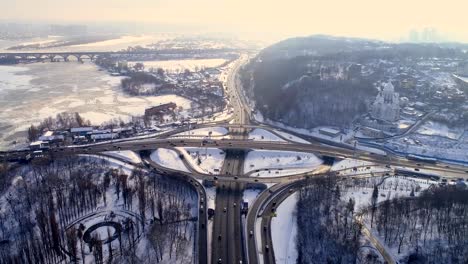 Vista-aérea-de-un-intercambio-de-la-carretera-de-turbina-en-Kiev.