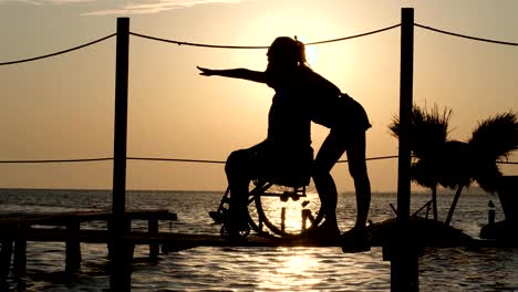 Chica-feliz-discapacitados-mirando-en-horizonte-sobre-fondo-de-puesta-de-sol-en-el-agua-en-el-viaje-de-verano