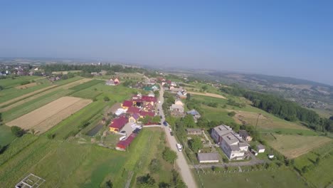 Aerial-Flight-über-Häuser