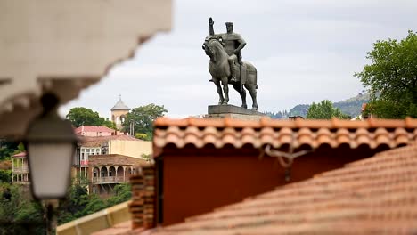 Vakhtang-Gorgasali-monument-view-over-the-buildings-roof,-ancient-famous-figure