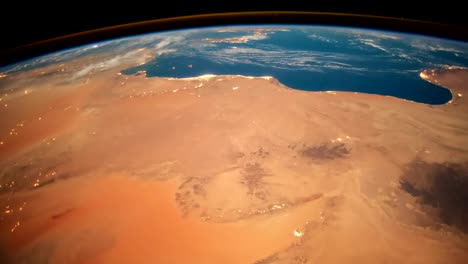 Desierto-del-Sahara-y-el-Mediterráneo-desde-el-espacio