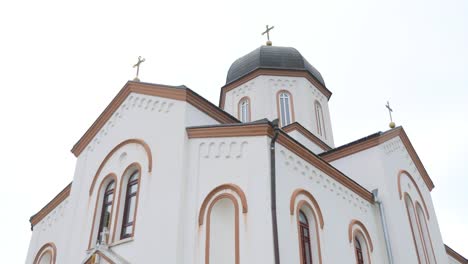 Bewegt-sich-die-Kamera-an-der-weißen-blauen-orthodoxe-Kirche