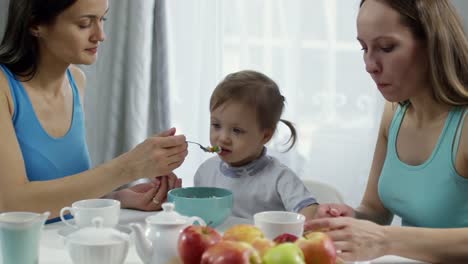 Madres-dando-el-desayuno-a-niño