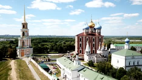 Kreml-und-Kathedrale-in-Ryazan-Stadt