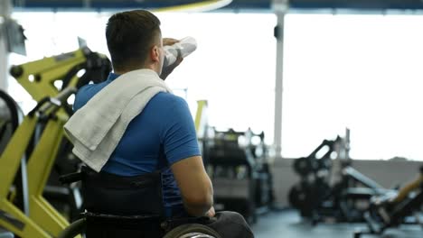 Hombre-en-silla-de-ruedas-acabado-entrenamiento