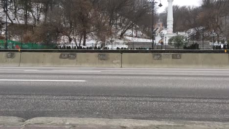 Coches-en-carretera-de-Naberezne-a-mañana-de-invierno