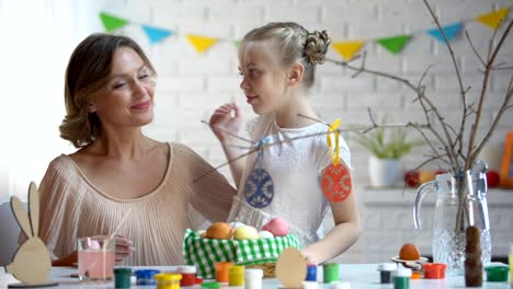 Mama-und-Tochter-Dekoration-Zweige-mit-handgefertigten-Spielsachen,-Osterbräuche