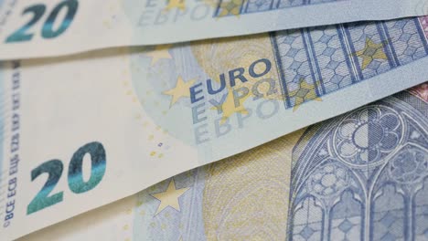 European-Union-20-Stückelungen-Banknoten-Hintergrund-in-der-Nähe-von-4K-2160p-30fps-UltraHD-Kippmaterial-Lot-von-zwanzig-Euro-in-einer-Reihe-langsam-Neigung-4K-3840X2160-UHD-Video