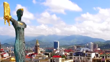 Majestuosa-escultura-de-bronce-de-Medea-con-Toisón-sobre-Plaza-de-Europa