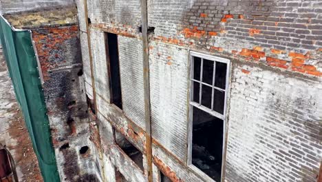 Beschädigter-Backsteinbau-ohne-Fenster-nach-dem-Krieg.