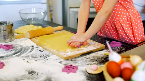 Little-Girl-macht-Osterkekse-mit-Oma