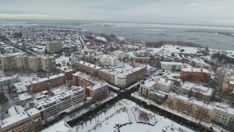 Ciudad-invernal-en-la-nieve-con-vista-a-los-ojos-de-pájaro.